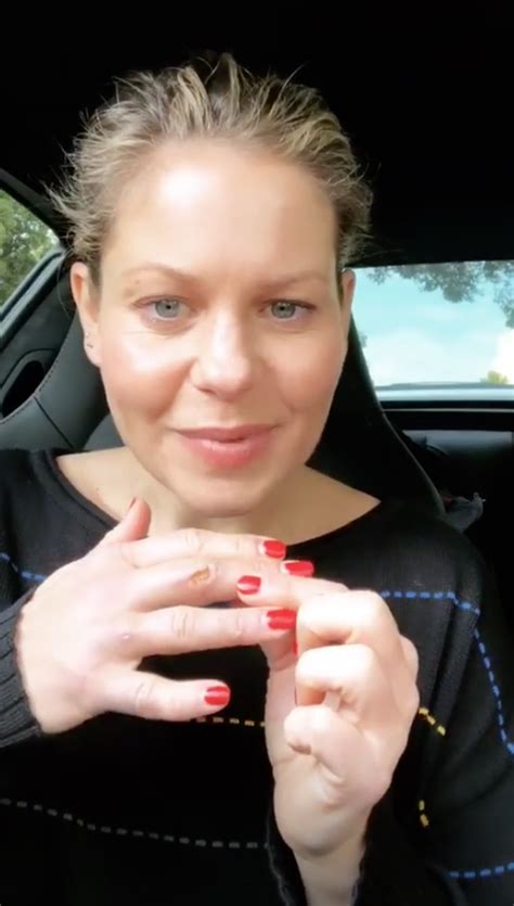 Fuller House Star Candace Cameron Bure Updates Fans On Her Hand