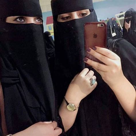 بـ صور وأسماء فتيات حسابات وهمية تمارس النصب والابتزاز على مواقع التواصل الاجتماعي في اليمن
