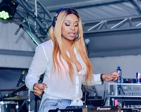 Dj zinhle keeps business a side and satifies her fans with a new. Dj Zinhle catches the attention of Diplo - Ghafla! South ...