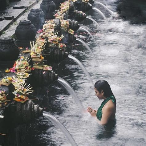 Mengenal Tradisi Melukat Di Bali Ritual Penyucian Jiwa Dan Pikiran