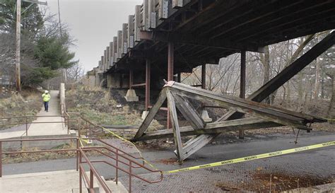 Photos Camelback Bridge Truss Collapses