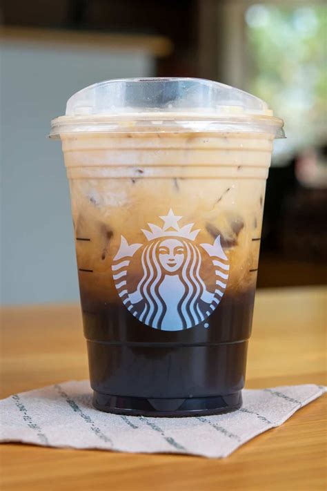 17 najlepszych mrożonych napojów kawowych Starbucks na zamówienie 2023