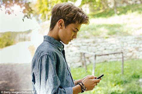 Spanish Teen Took Mom To Court After She Took His Phone Daily Mail Online