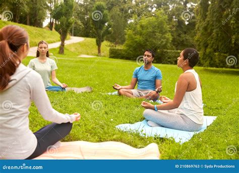 Grupo De Personas Haciendo Yoga En El Parque De Verano Imagen De Archivo Imagen De Gente