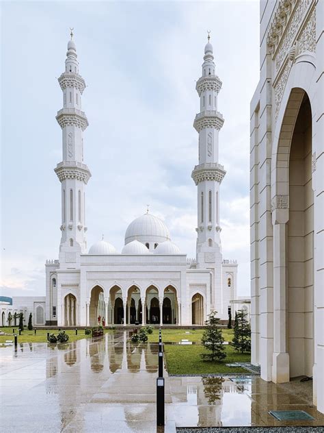 Masjid yang terletak di bandar sri sendayan di sini, itu tersergam indah dengan keunikan dan kehalusan seni bina islam. MASJID SRI SENDAYAN, SILIAU - GARISPXL.CO