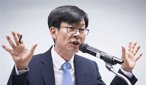 앵커 김상조 공정거래위원장이 오늘 취임하면서, 문재인 정부 재벌 개혁에도 시동이 걸렸습니다. '경제검찰' 수장 된 김상조, 삼성 변화시킬까