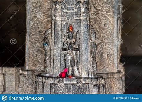Belas Entalhes De Pedra Num Pilar De Um Antigo Templo Hindu Imagem De Stock Imagem De Cultura