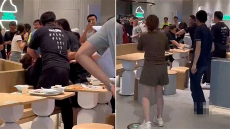 上海俩女子餐厅抢座位互殴，被警方带走凤凰网视频凤凰网