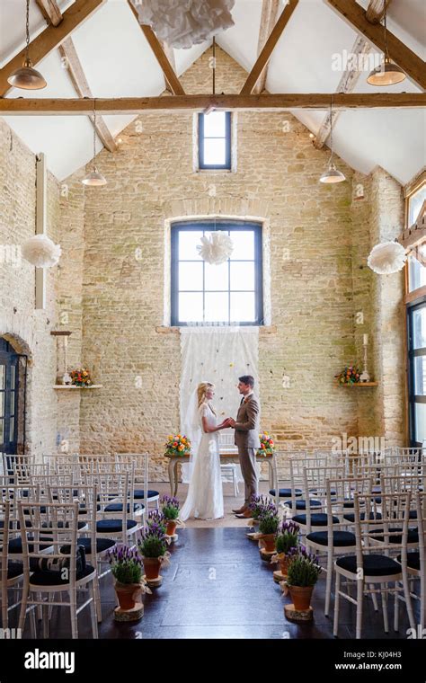Bride and groom altar hi-res stock photography and images - Alamy