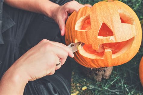 How To Carve The Perfect Pumpkin This Halloween In Easy Steps
