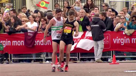 Amazing Footage London Marathon Runner Helps Exhausted Competitor Over