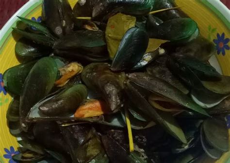 Kerang hijau atau dikenal sebagai green mussels adalah binatang lunak yang hidup di laut, bercangkang dua dan berwarna. Kerang Hijau Kuah Bumbu Kuning / Resep Sederhana Menu Masakan Kerang Kupas Asam Manis Sajian ...
