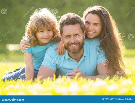 Glücklich Familie Von Mutter Vater Und Sohn Junge Entspannen Im Sommer