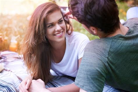 free photo romantic couple enjoying a picnic in the park