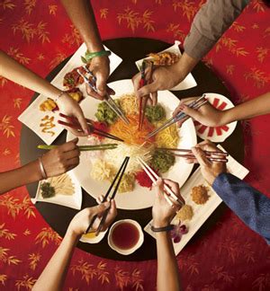 Tahun baru cina diraikan dengan jamuan yee sang dan kuih bakul. Open Minda: Sejarah Perayaan Tahun Baru Cina