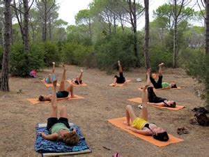 Camping cala d'ostia is a campsite directly overlooking the sea in a lush green area, offers camper service and 190 camper pitches just a few meters from the white beaches of the southern coast of sardinia. Yoga en Wellness - Amfibie Treks