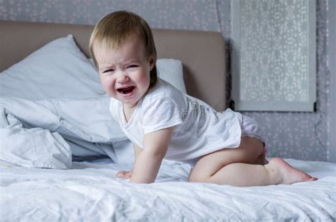 Bebé Gritando Y Llorando En La Cama Rabietas Y Caprichos De Los Niños