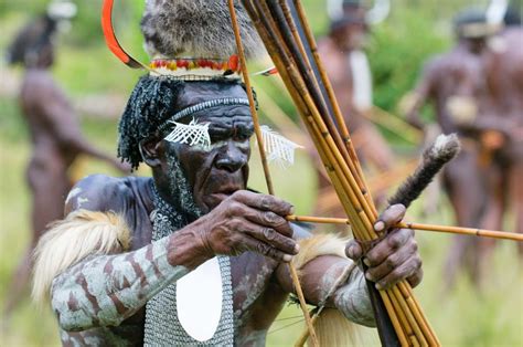 Guoto dimainkan dengan cara memetik dawai/senarnya. Tari Perang, Tarian Tradisional Khas Papua Barat - Kamera Budaya