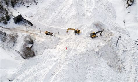 Sono stati trovati morti i due scialpinisti dispersi dopo la valanga in alta val di. Valanga sul Sestriere: una decina di sciatori travolti ...