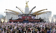 Queen's Diamond Jubilee: Crowd of 500,000 flag-waving royalists cheered ...