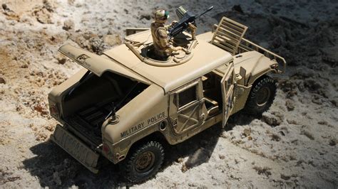 Humvee M1025 Armament Carrier Plastic Model Military Vehicle Kit