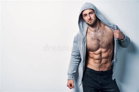 Uomo Muscolare Nudo Brutale Vestito In Una Maglia Con Cappuccio Grigia Immagine Stock Immagine