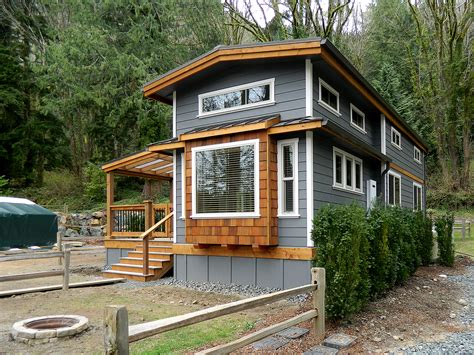 Wildwood Lakefront Cottage (400 Sq Ft) - TINY HOUSE TOWN