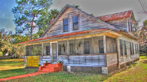 Old Florida Style Homes - Small Modern Apartment