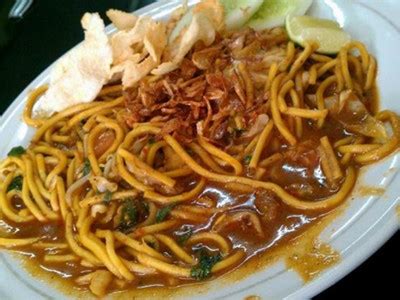 Mulai dari sie goreng istilahnya yang mirip rendang, dimasak lemak, dibuat kuah asam keung khas aceh dan bisa juga dijadikan semacam abon. Mie Aceh (Aceh) | RESEP MASAKAN TRADISIONAL INDONESIA