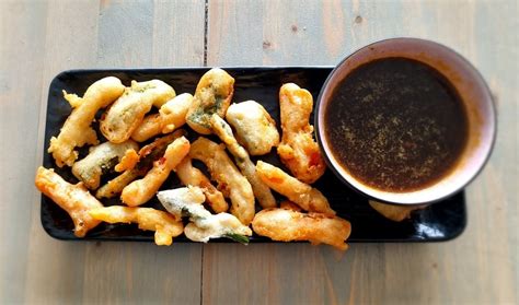tempura grøntsager med dip sauce Øl mad og folk