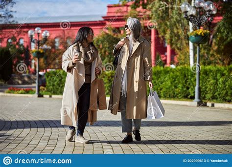 Dos Hermosas Y Elegantes Mujeres Caminando Por La Calle Imagen De