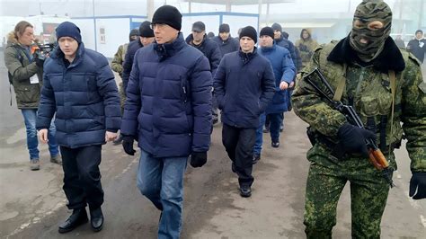 Ukraine Russia Backed Rebels Swap Prisoners In Move To End War Necn