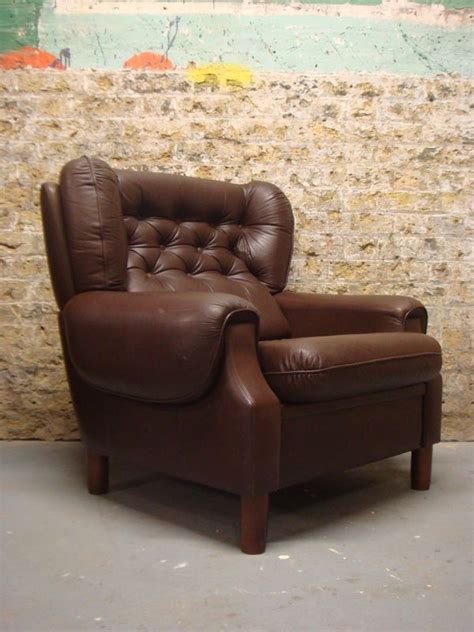 Birch wood and leather finish: this looks like a great reading chair | Couch upholstery ...