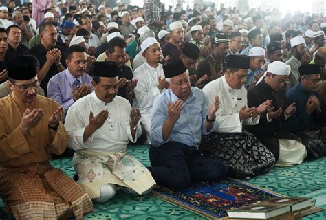 Malaysians Pray For Missing Jet Passengers Nbc News