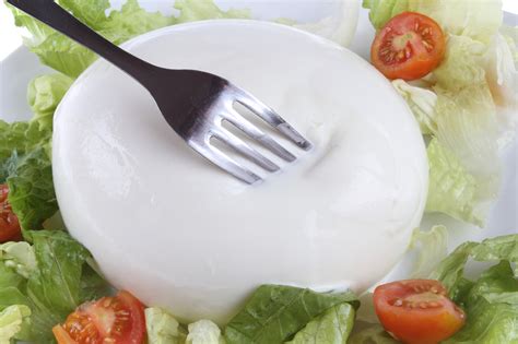 Il prezzo di acquisto della mozzarella di bufala è il doppio di quella del fiordilatte. Le proprietà della Mozzarella di bufala campana DOP ...