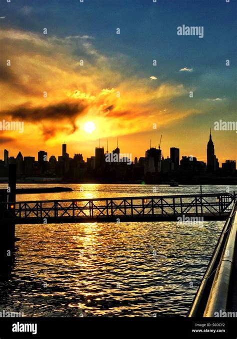 New York City Skyline Sunrise On The Hudson River Iphone Photo Stock
