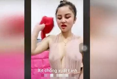 Clip Hot Girl Cute Mặc Váy Ngủ Sexy Lộ Nhũ Hoa Gợi Cảm ClipHubs Com