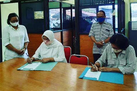 Mau buat surat, buka dulu contohsuratindonesia.com 🙂 Tanda Tangan Surat Perjanjian Kerjasama dengan 2 Perguruan ...