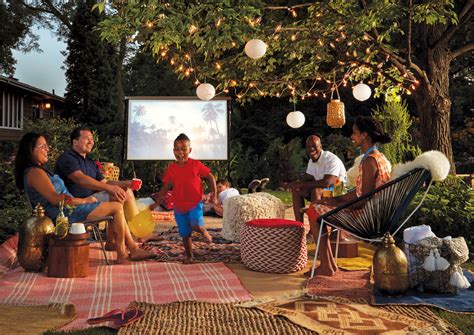 Ah, the joys of an outdoor cinema. Backyard Movie Night - Midwest Home