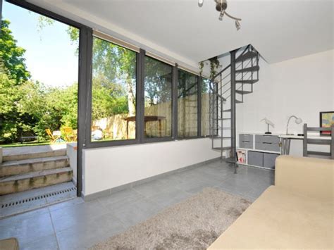 A barbecue can be found at the holiday home, along with a sun terrace. Veranda Maison Sur Sous Sol - Veranda et abri jardin