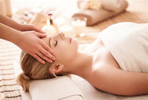 Estos Son Los Beneficios De Un Masaje Hol Stico Spa Massage Massage Therapy Reflexology