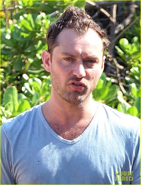 Jude Law Maui Beach Stroll On New Years Eve Photo 2783155 Jude Law Photos Just Jared