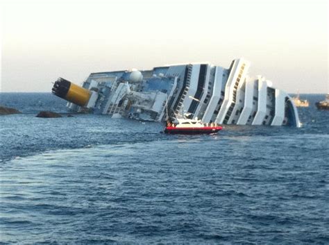 Escenas Del Titanic Se Reviven En Italia Al Encallar Un Enorme Crucero