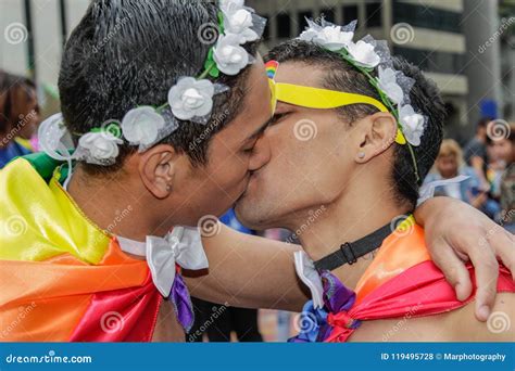 Coppie Dei Ragazzi Con Una Bandiera Dellarcobaleno In Pride Parade Sao Paulo Gay 2018