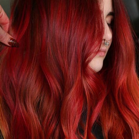 màu tóc đỏ tối được nhuộm tự tin nổi bật với mái tóc đầy cá tính vi
