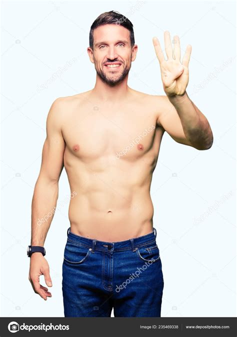 Hombre Guapo Sin Camisa Mostrando Pecho Desnudo Mostrando Apuntando Hacia fotografía de stock