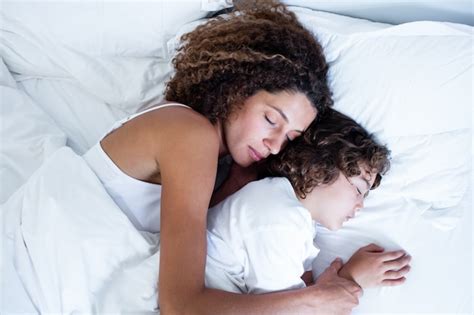 Madre E Hijo Durmiendo Juntos Foto Premium