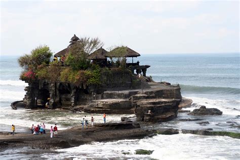 Berdasarkan legenda, pura tanah lot dibangun seorang brahmana yang tengah mengembara dari pulau jawa. Pura Tanah Lot, Bali, Indonesia Image
