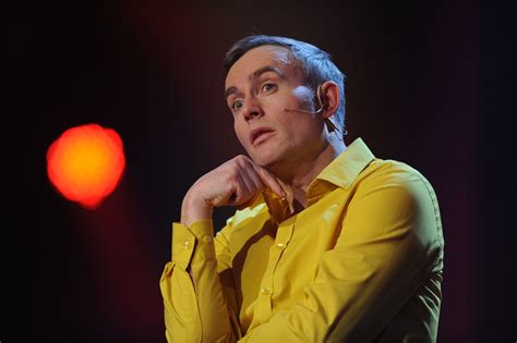 Comedian johann könig spricht über seine leidenschaft für faulenzerei und alltägliche skurrilitäten, wie bananen aus regionalem anbau und rassistische jugendkrimiserien. Gloria-Theater - Presse