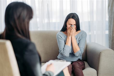 Female Patient Sitting On Sofa At Psychotherapist Kdx45ec Min Dr Mia